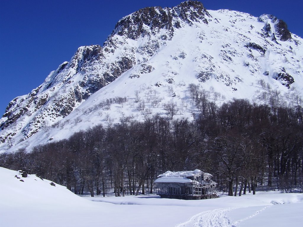 Refugio Shangri-la en invierno by Felipe Paredes