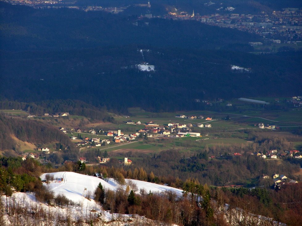 Grmada - pogled proti vasema Gabrje in Šujica by Milan Zeleznik