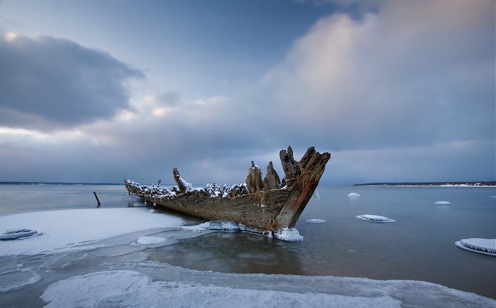 Old ship wreck at Loksa by Anna Grigorjeva