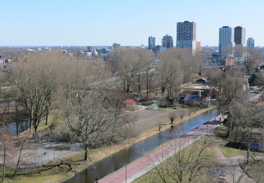 Zicht op Voorweg en flatgebouwen bij centrum West by Piet Guijt