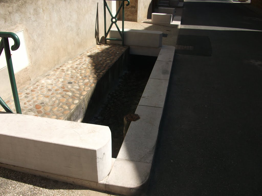 Lavoir rue de la republique saint romain au mont d'or by Salomon BARZILAI & Jerome IBY