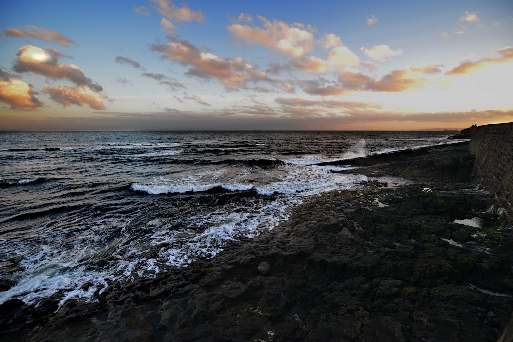 Harbour wall by roybarlow