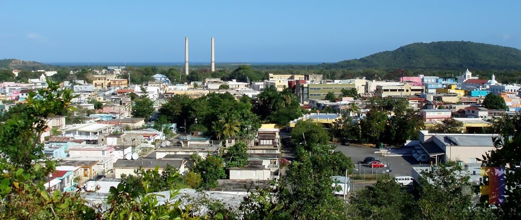 Vista panorámica hacia Fajardo Sugar del pueblo de Fajardo 2-21-2013.jpg by Roberto Fanfán Torres