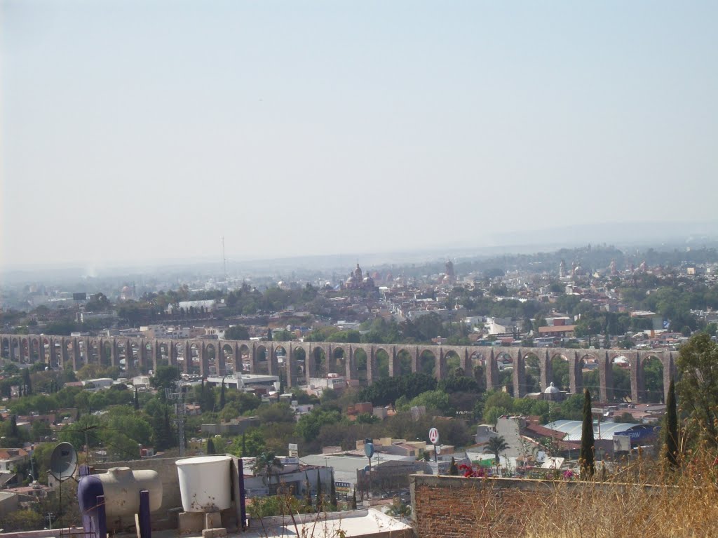 Acueducto, desde el Jardín de los Ilustres, Queretaro. by carlos julian