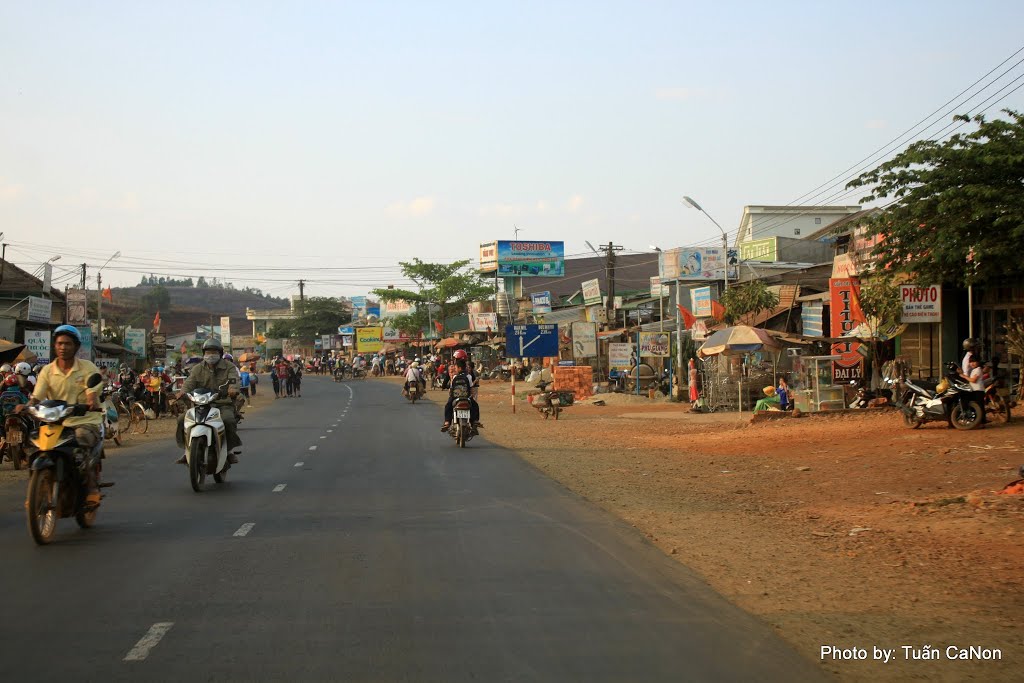 Trên quốc lộ 14 by Tuấn Canon