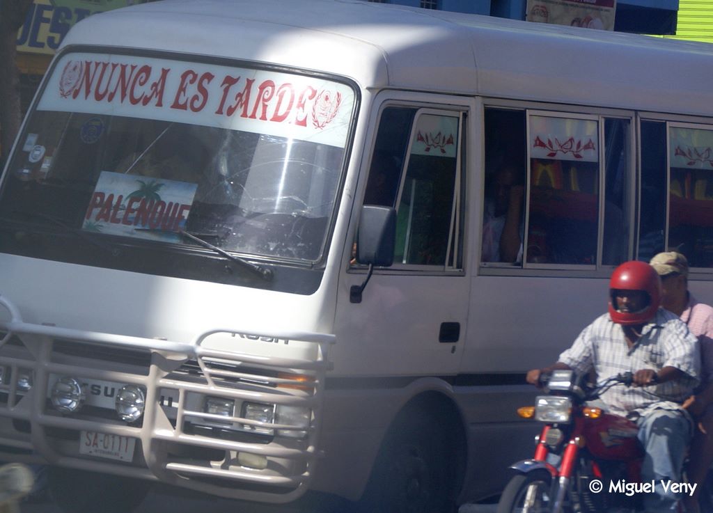 «El transporte en la ciudad» Avenida Abraham Lincoln - Santo Domingo - República Dominicana by Miguel Veny