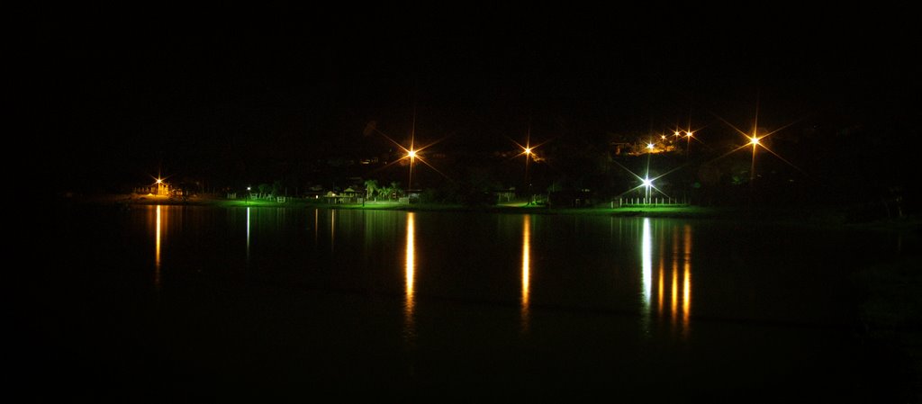 Casas na orla do lago /// Paulo Márcio Alves by Paulo Marcio Alves