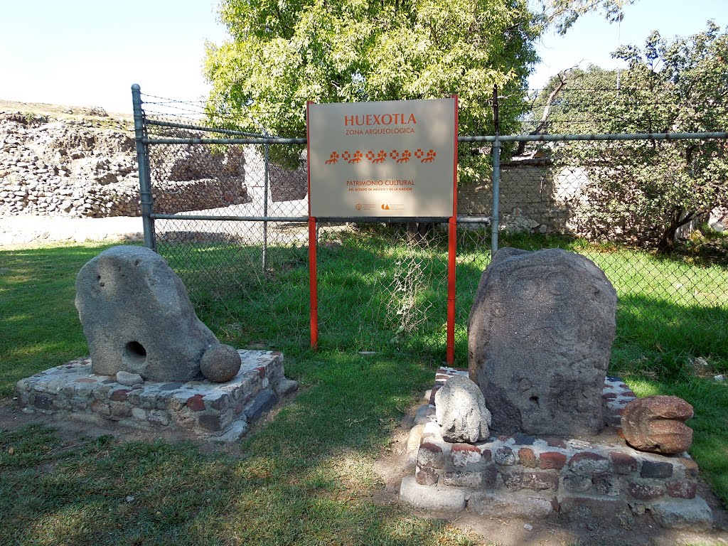 Entrada Zona Arquelogica by Arturo Cárdenas L