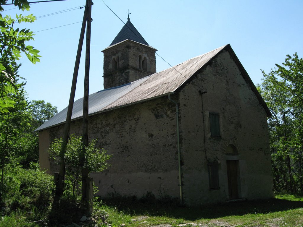 Eglise de Vière en contre-jour by David Bertizzolo