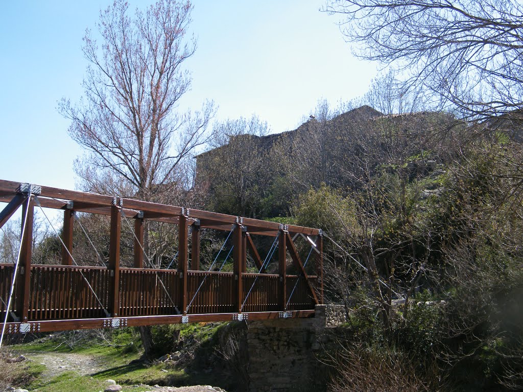 GINASTÉ (HUESCA) EL PUENTE PEATONAL Y EL PUEBLO DE GINASTÉ by JOSE LUIS OROÑEZ