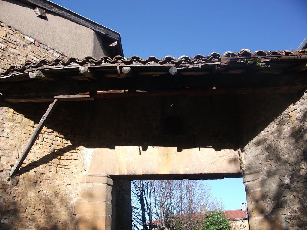 Toit d 'une maison chemin de l ancienne eglise poleymieux au mont d'or by Salomon BARZILAI & Jerome IBY