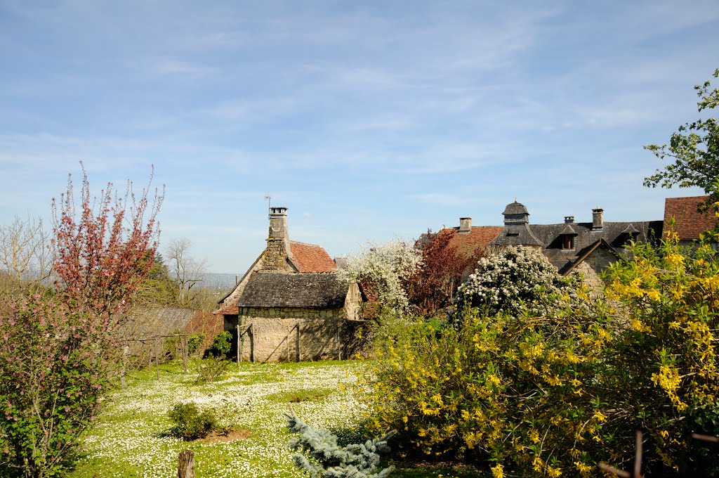 Courette de village à Saint Robert, Corrèze by jl capdeville