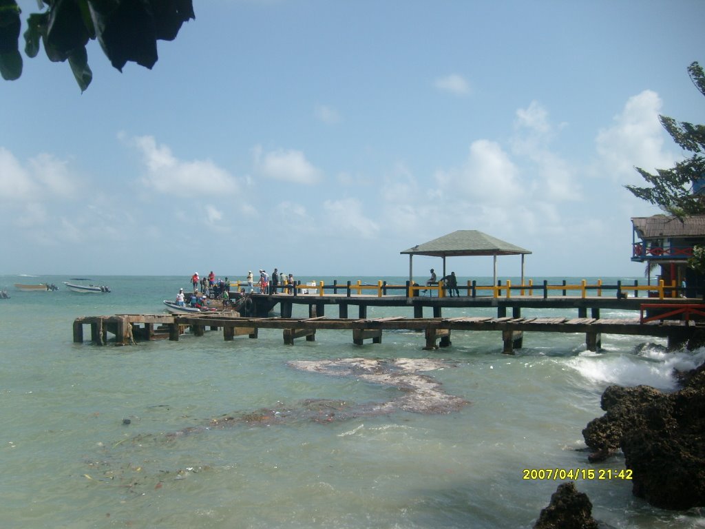 Capurganá, el muelle. Enero 2008. (Aunque la foto diga otra cosa, estaba desconfigurada la cámara y marcó cifras diferentes). by Jorge Luís Agudelo Vélez