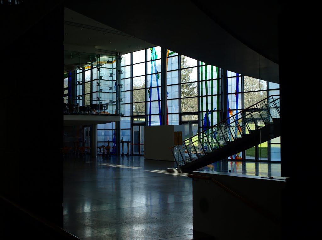 Glas-in-loodramen van Brian Clarke in het Haus der Energie in de Monteverdistrasse in Kassel (Hessen). by Hans R van der Woude