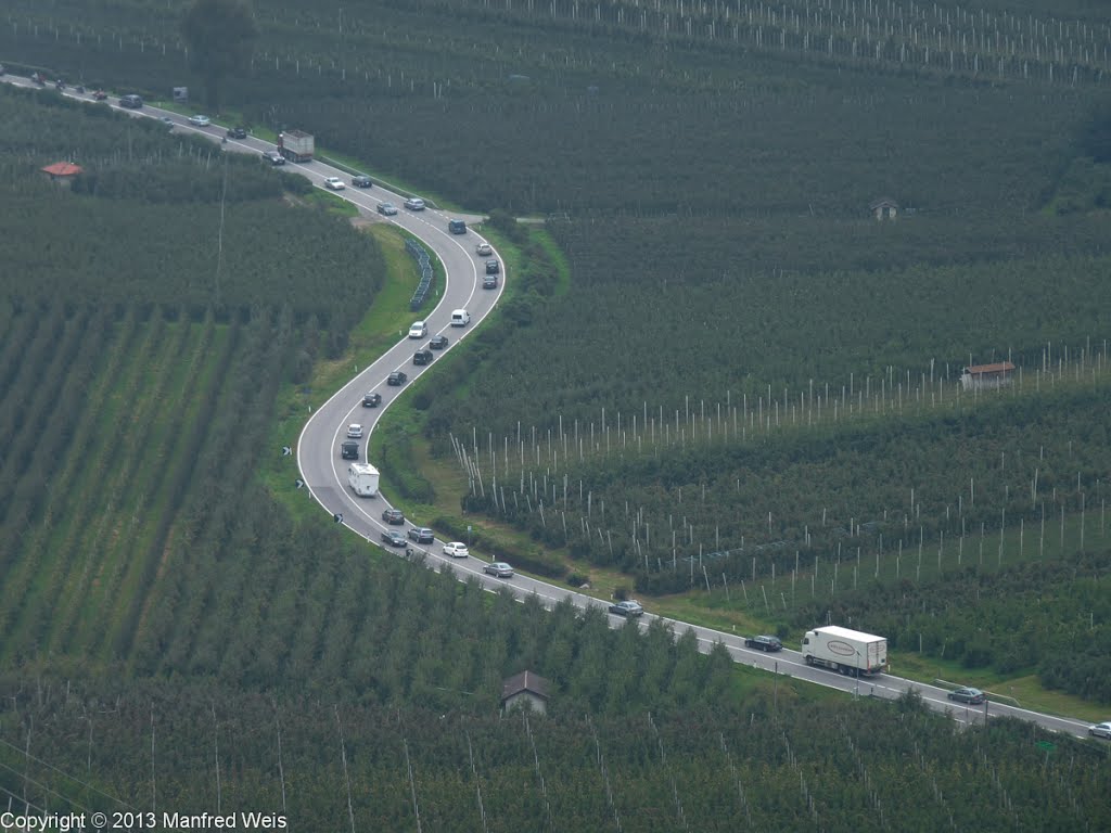 Autoschlange in Südtirol auf der Reschenstraße by Sanseira