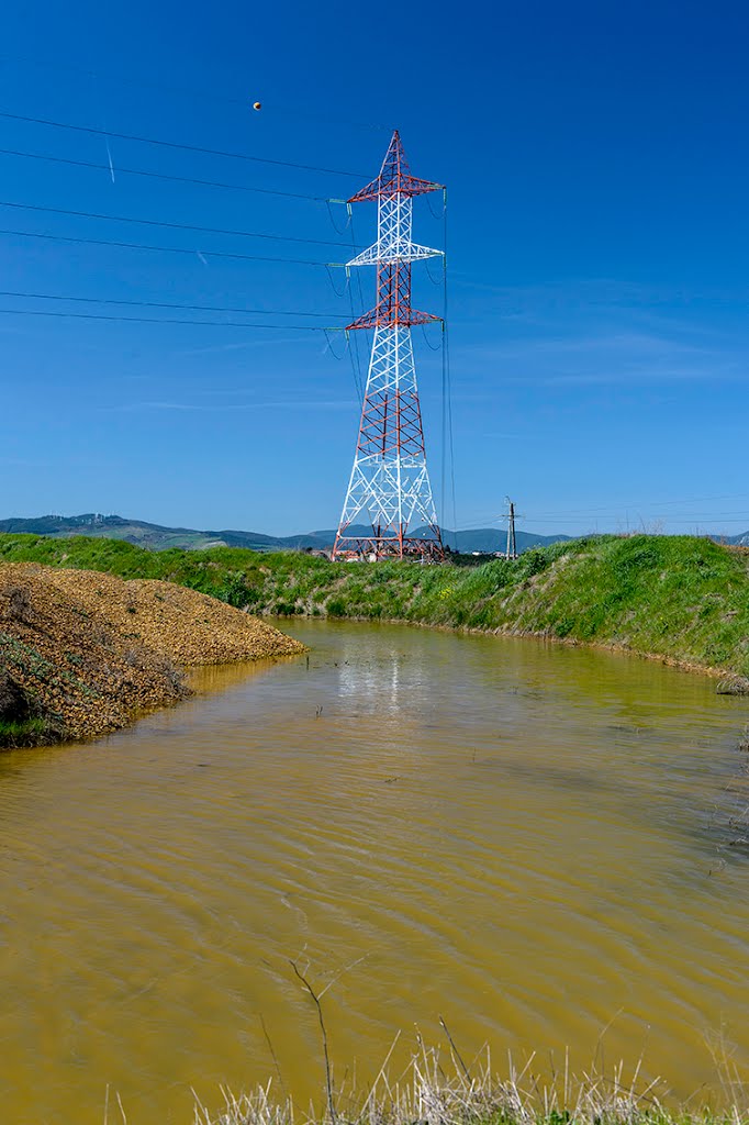 Torre eléctrica y agua IV by Francisco Javier Díaz Benito