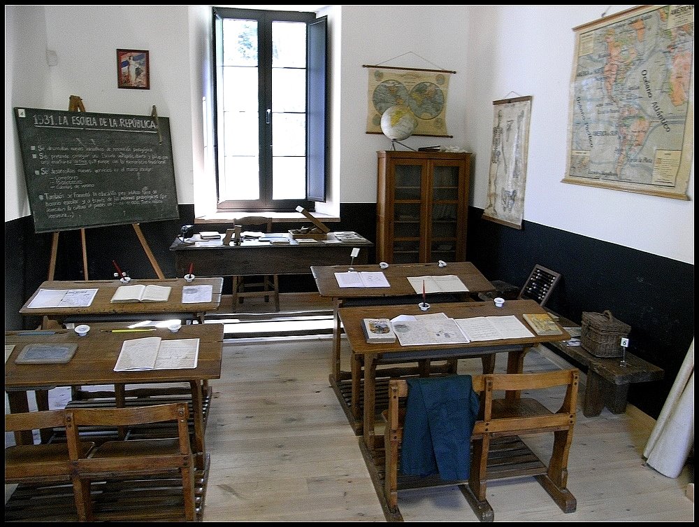 Museo de la Escuela, Viñon, Cabranes. by PAÑEDA