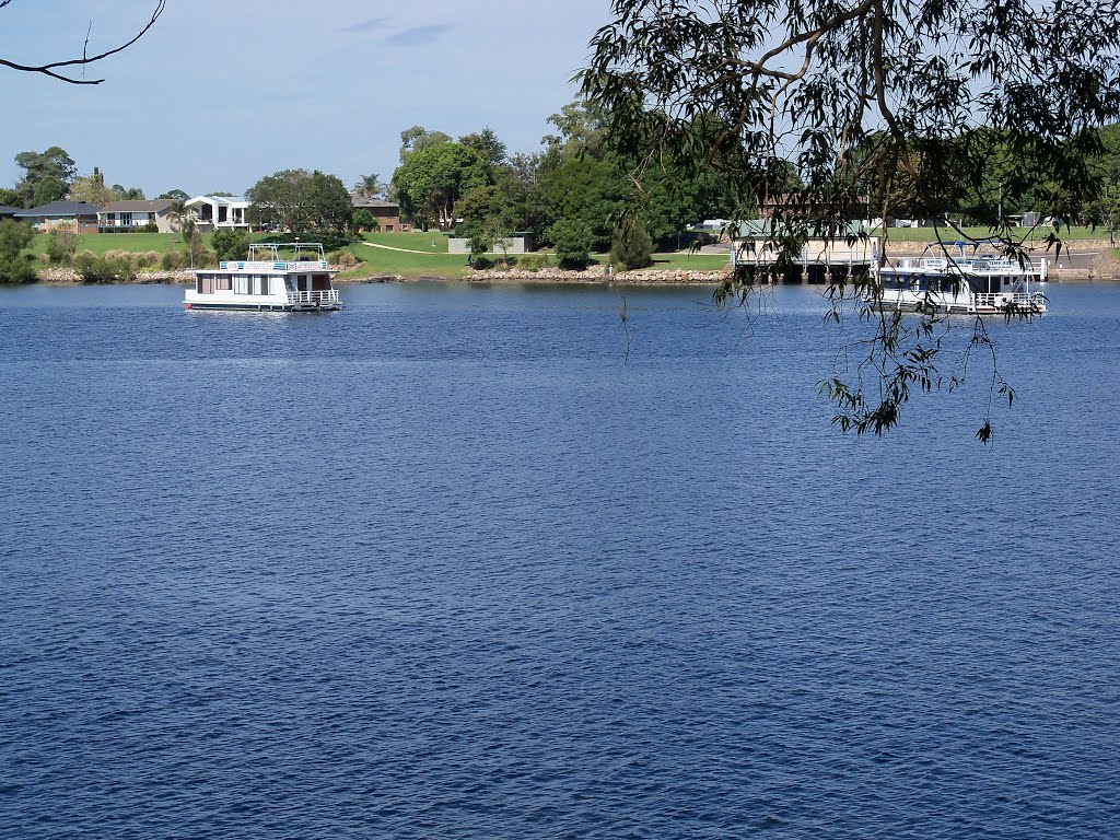 Houseboats in Shoalhaven River.JPG by Tony FD62