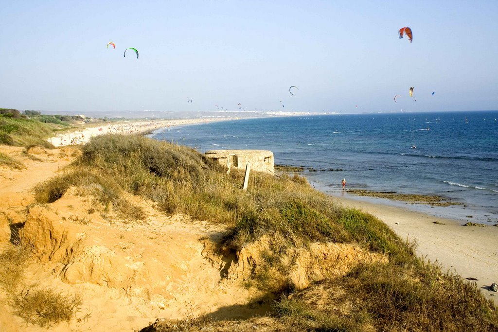 Vista general de la playa (Tarifa al fondo) by mibufete1