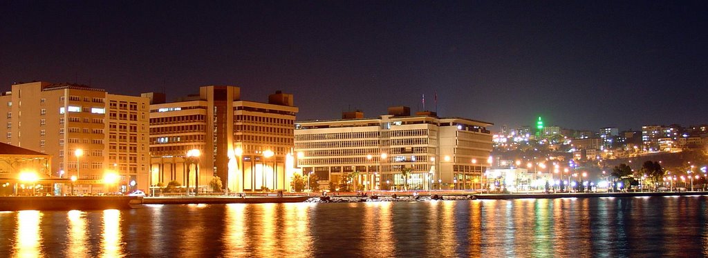 Pier'den gece İzmir panoraması by Ümit Tuncay