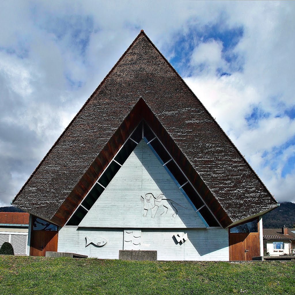 (i) Reformierte Markuskirche Bettlach, Vorderansicht mit Löwe, Fisch, Wasserwellen und Taube by Wilhelm Tell