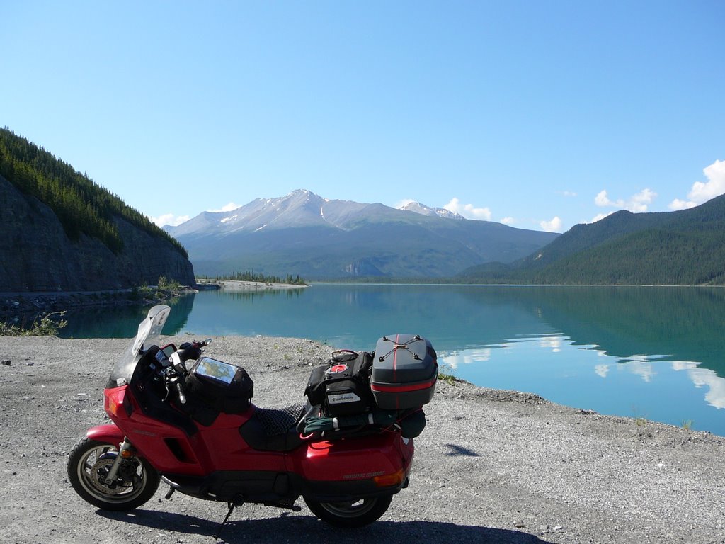 Muncho Lake, BC by bobmunden