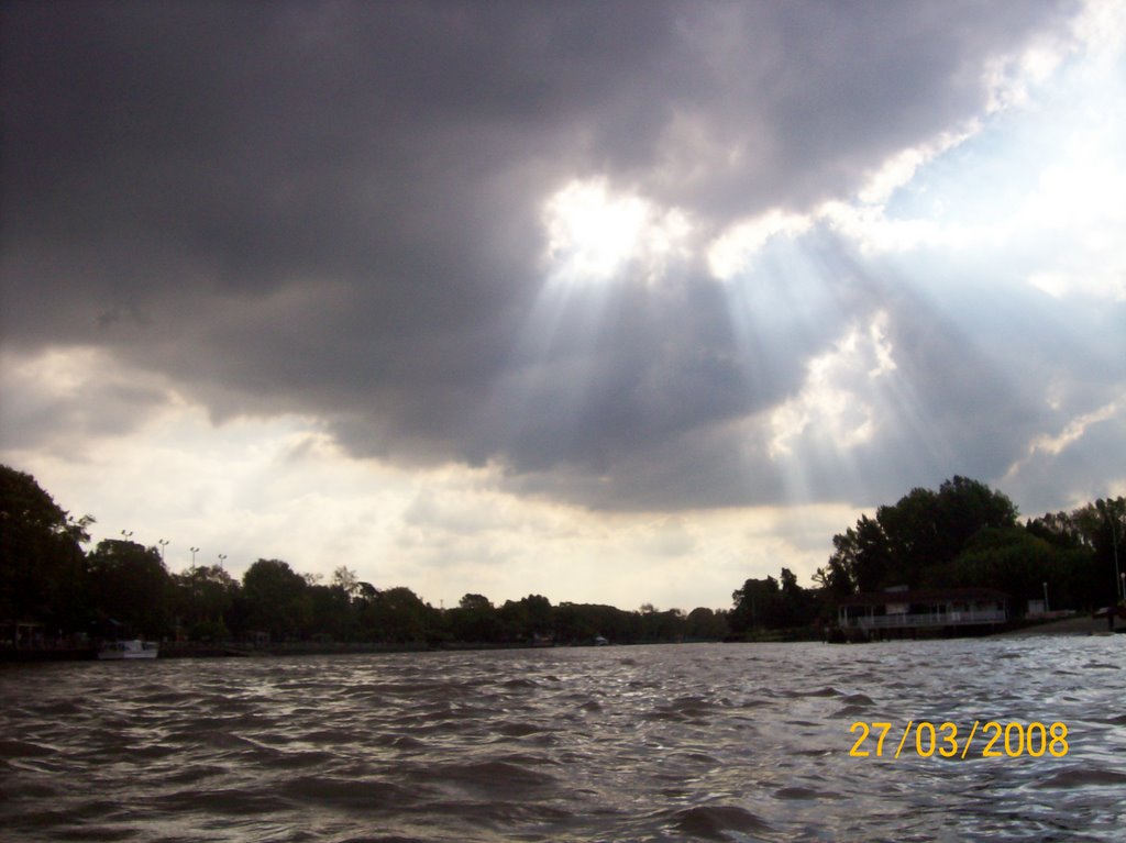 Nubarrones sobre el Rio Sarmiento Tigre by Horacio Louzao Argentina