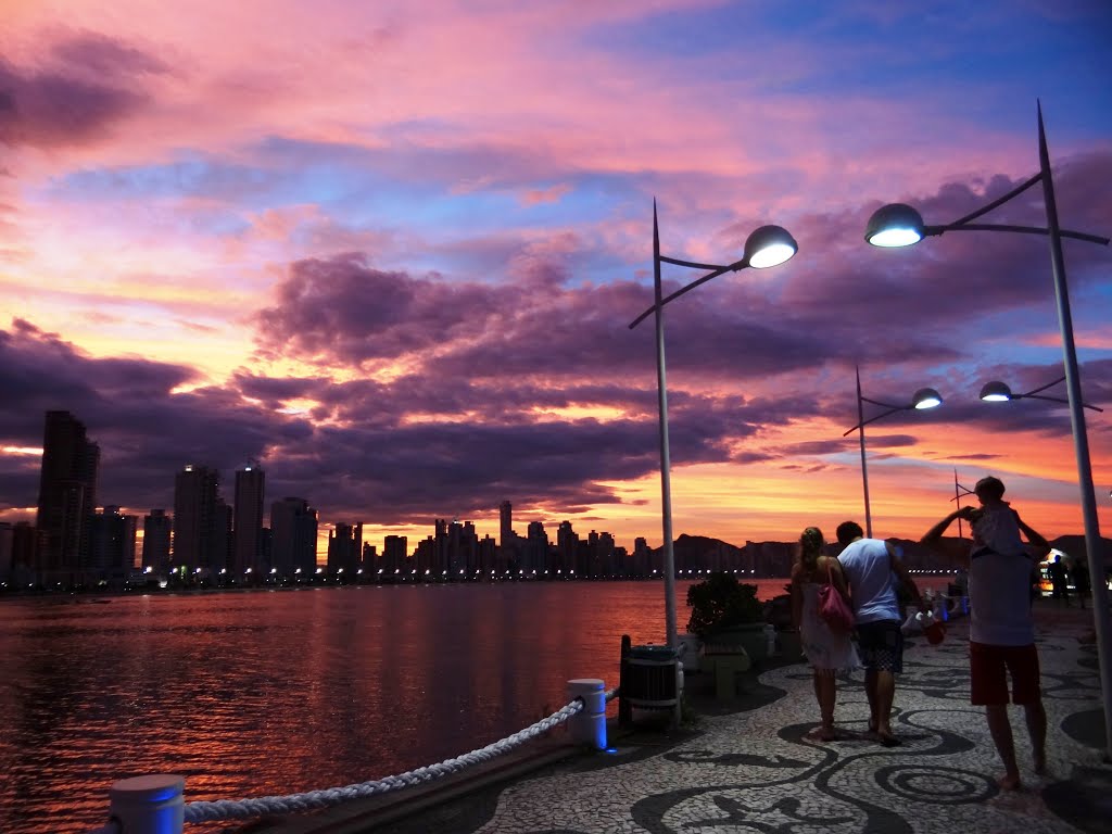 Entardecer noMolhe do Rio Camboriú no Parque Unipraia de Camboriú - Balneário Camboriú - Santa Catarina - Brasil by Paulo Yuji Takarada