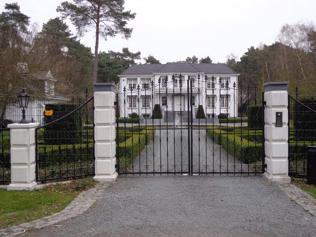 Kasteel aan Marcottedreef Kapellen (Belgie) by © rdnjc