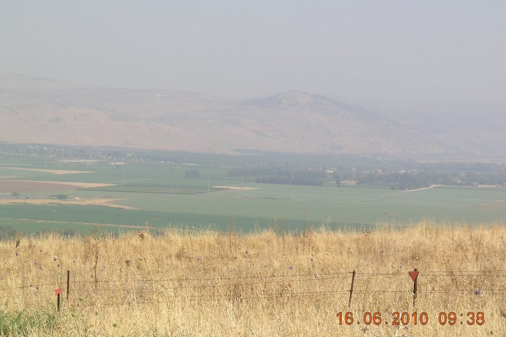 Desde los Altos del Golán,se ve el verde de Galilea y las montañas fronterizas del Líbano. Israel. by María Fernando