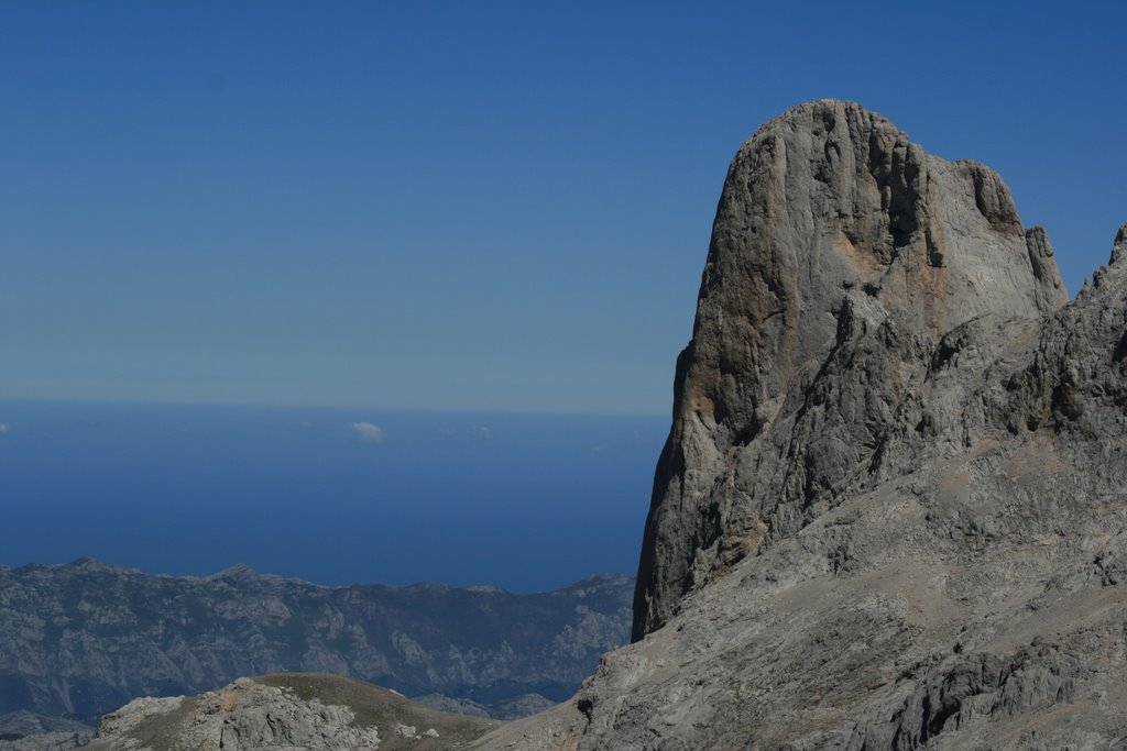 Naranjo de Bulnes desde los Horcados Rojos by Javier Velasco