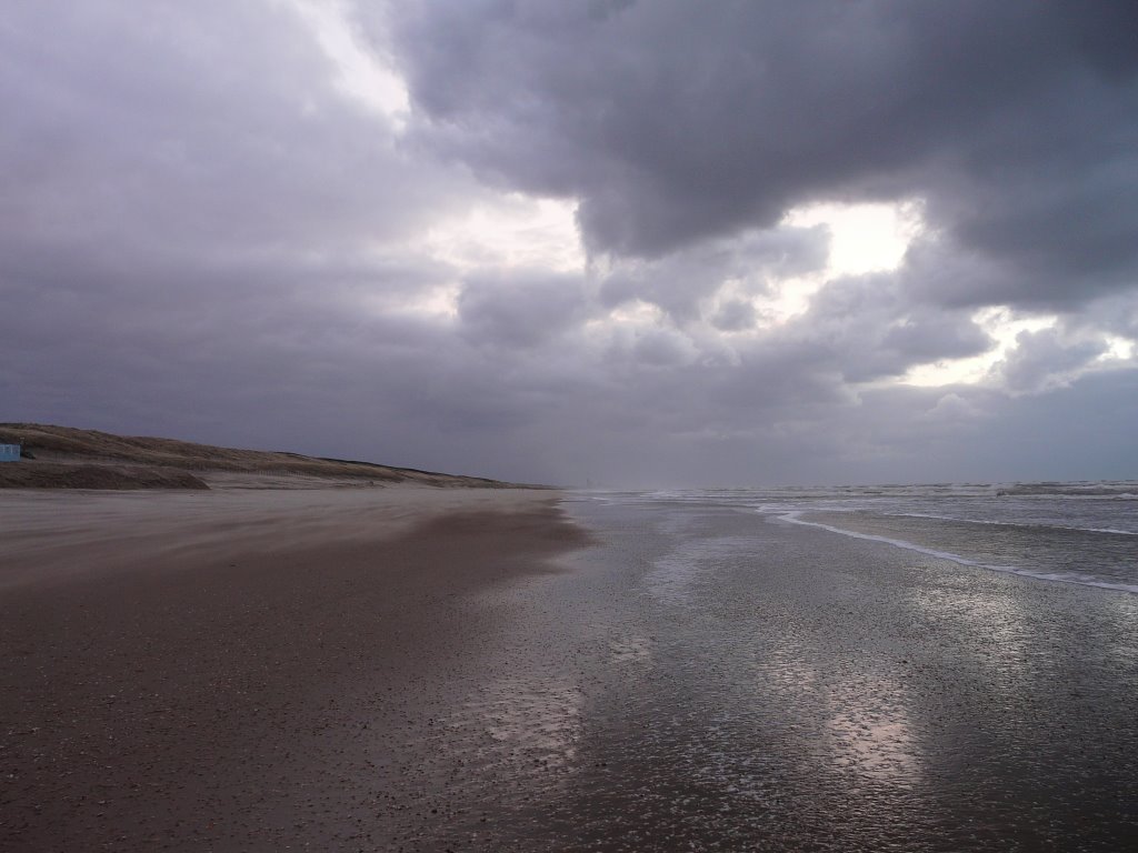 Zandverstuivingen (harde wind) op strand Wassenaar, zicht op zuiden by David Jimmink