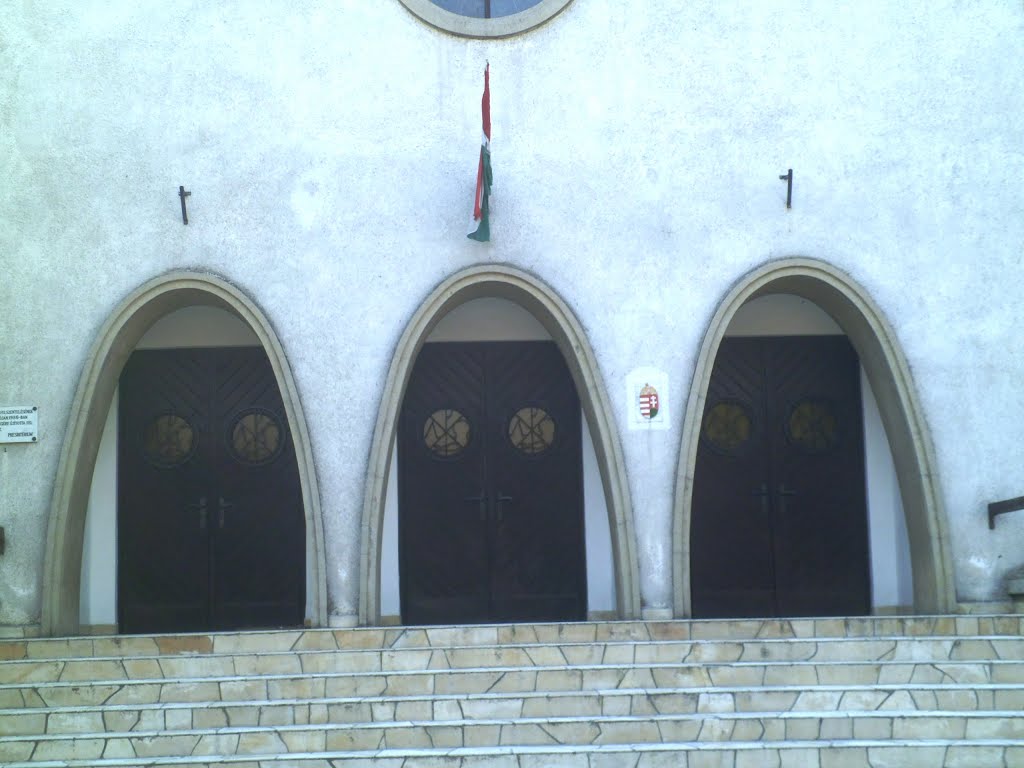 Rákospalota-Újvárosi Református Egyházközség templomának bejárata \\ Main entrance of the Temple of Rákospalota-Újvárosi Reformed Congregation in Budapest by peppe maci