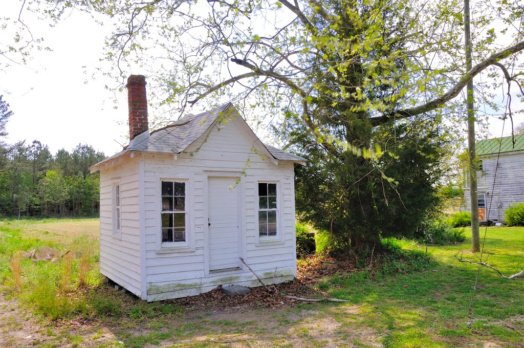 VIRGINIA: SURRY COUNTY: POOLESVILLE: small classic structure beside old Poole's Funeral Home, 8721 Colonial Trail East (S.R. 10) by Douglas W. Reynolds, Jr.