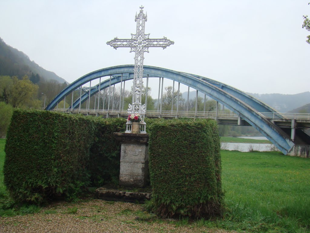 Le Calvaire sur fond du Pont sur le Doubs - Baume les Dames - ( 21 Avril 2013 ) by Stanislas St Pons de la Jonguière