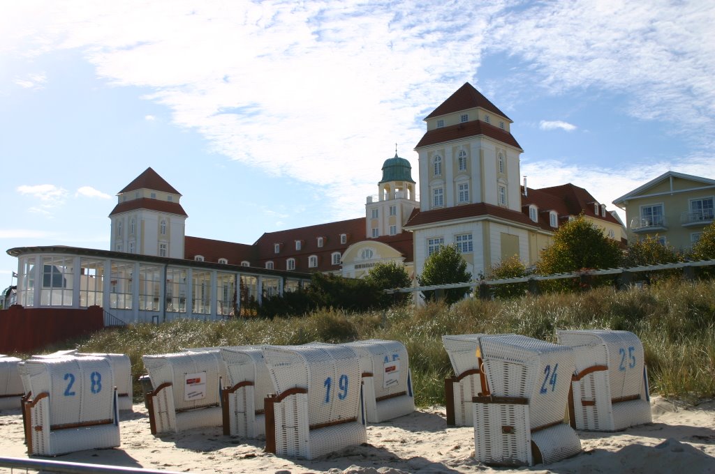 Das Kurhaus von Binz auf Rügen vom Strand aus by alena28