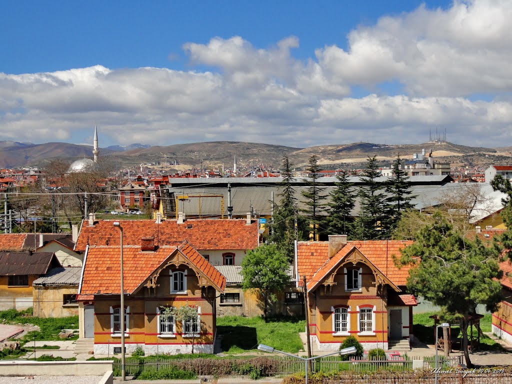 Konya İstasyonu kenarındaki boş binalar by Ahmet Soyak