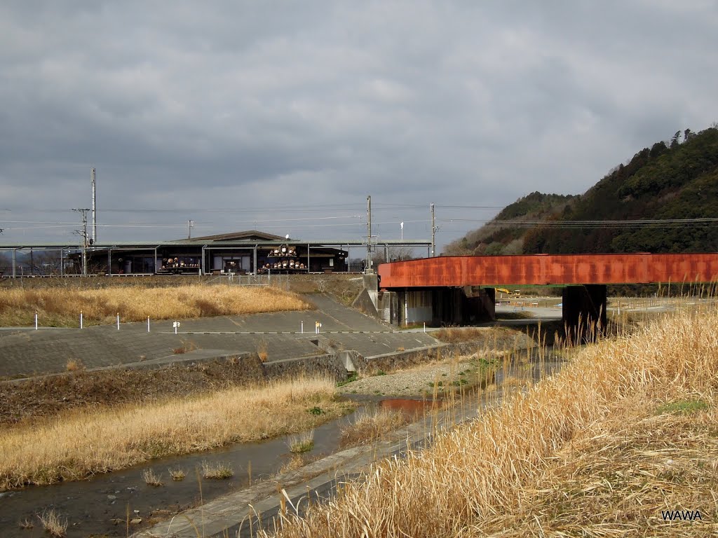 トロッコ亀岡駅（手前の鉄橋は山陰本線） by mandegan