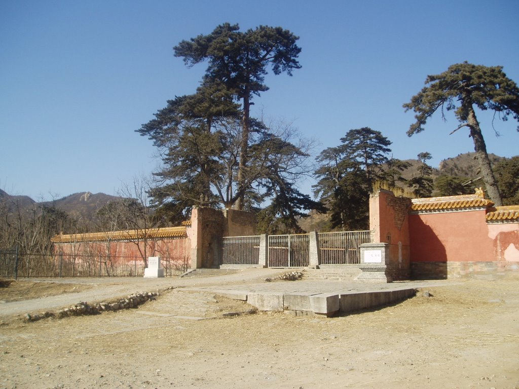 Tai Tomb, relic of the Ling'en Gate by dongliny