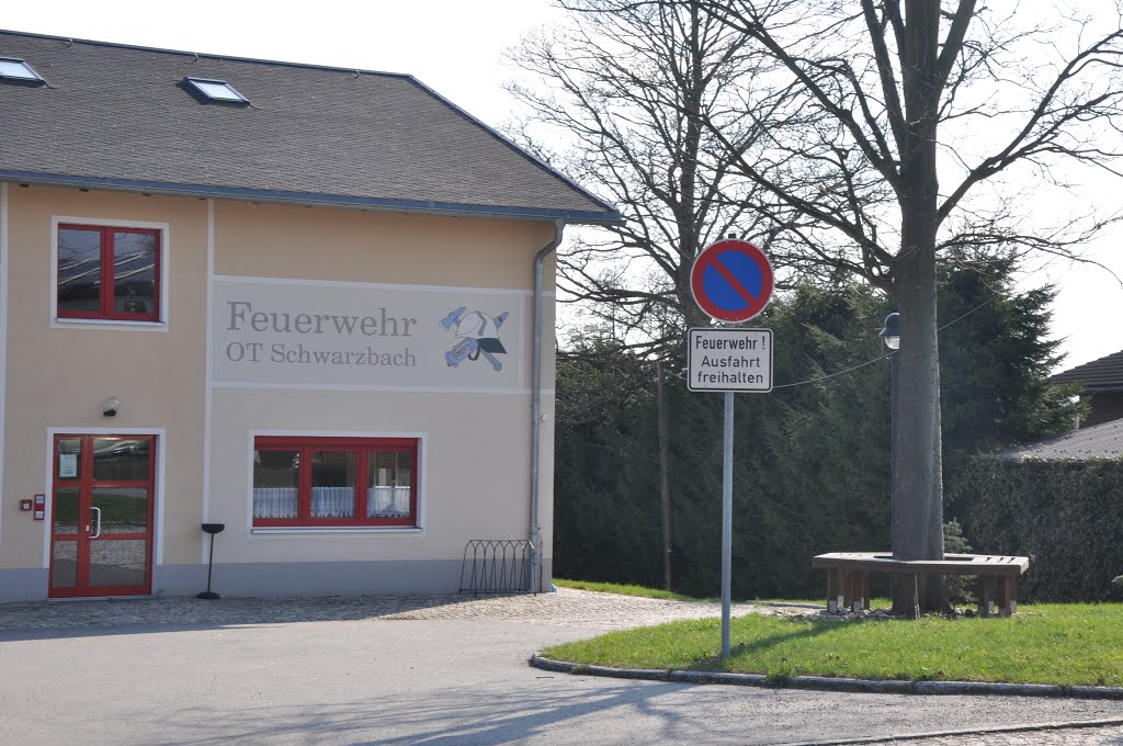 Platz zum Verweilen ... vor dem Feuerwehrdepot by schwarzbach