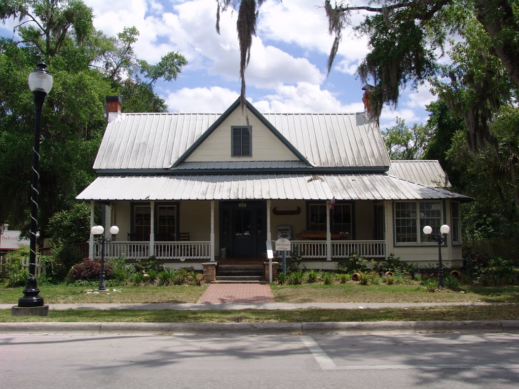 Center gable Cracker house, High Springs (4-15-2012) by Ken Badgley