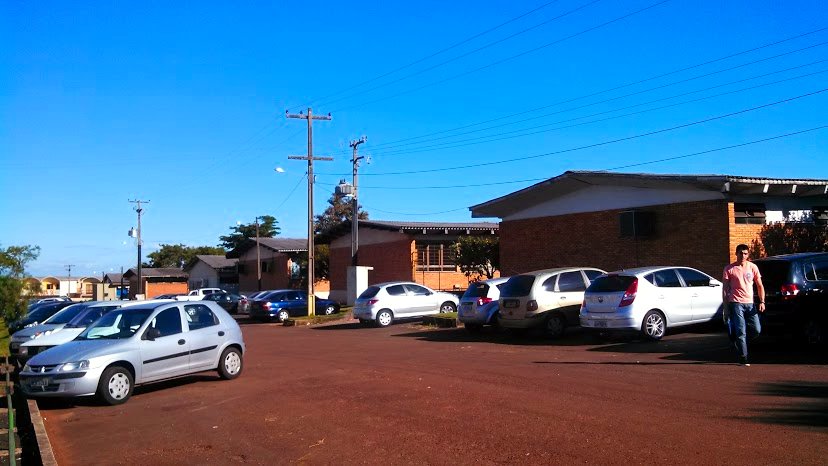 Vista parcial dos blocos antigos na Unioeste em Cascavel, PR. by Ricardo Mercadante