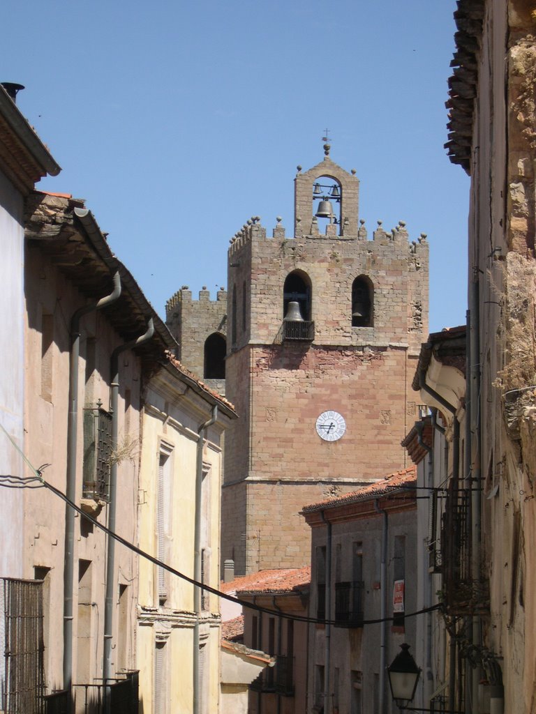 Campanario con reloj by César Pérez Ortega