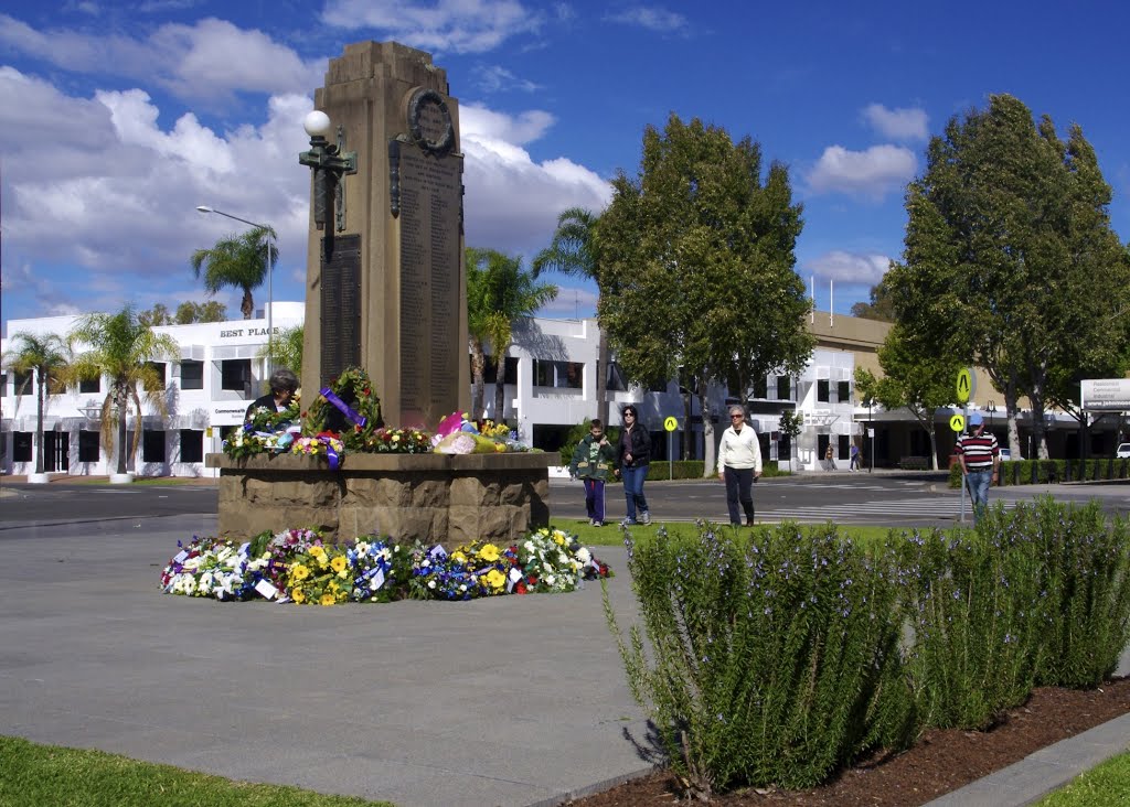 Paying their respects: Anzac Day 2013 by snucklepuff