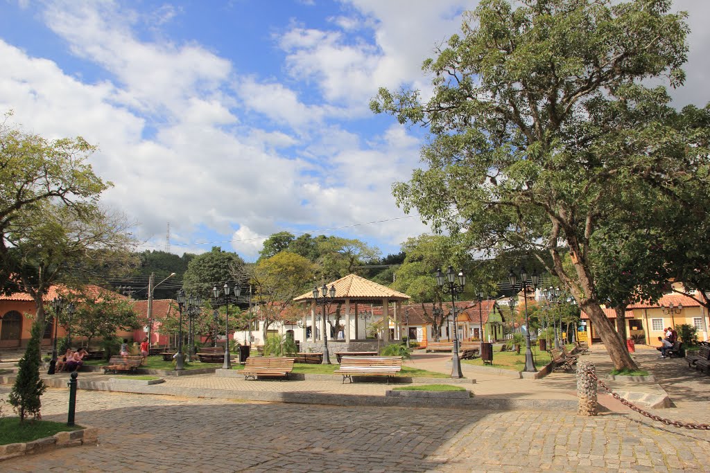 Coreto na Praça da Igreja Matriz de Silveiras by Halley Oliveira