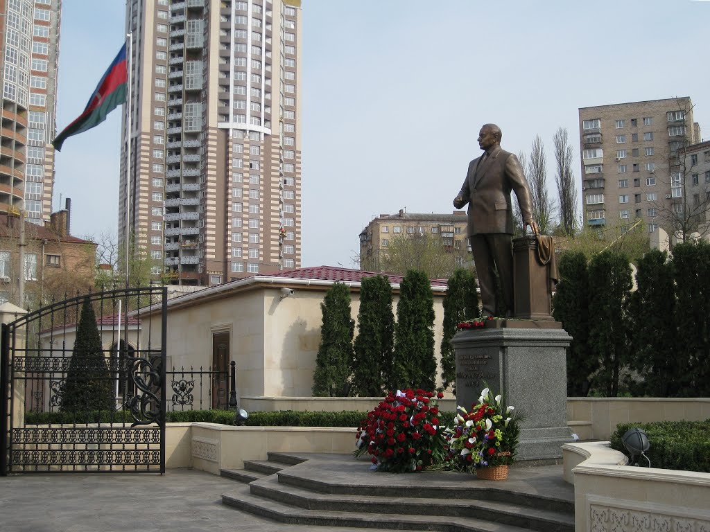 Памятник Общенациональному Лидеру Азербайджанского народа Гейдару Алиеву возле посольства Азербайджана by BSveta