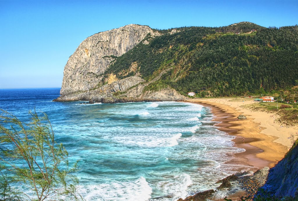 PEÑA DE OGOÑO Y PLAYA DE LAGA CON FUERTE MAREJADA - COSTA DE BIZKAIA by mackedwars