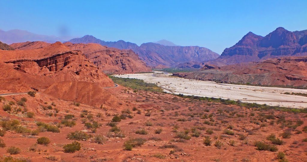 Panorama y vista del "Río Las Conchas" "Quebrada de las Conchas" o "Quebrada de Cafayate" "Cafayate" "Salta" "Arg" by Omar Gobbi