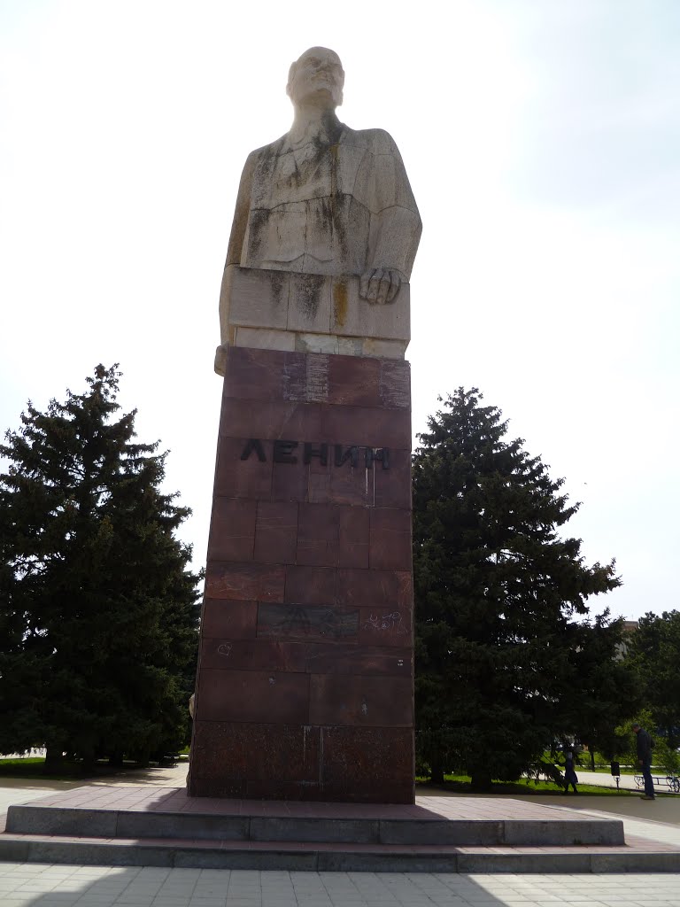 Monument to V.I. Lenin on 3 Internationals square in Azov by Vardan Elbakyan