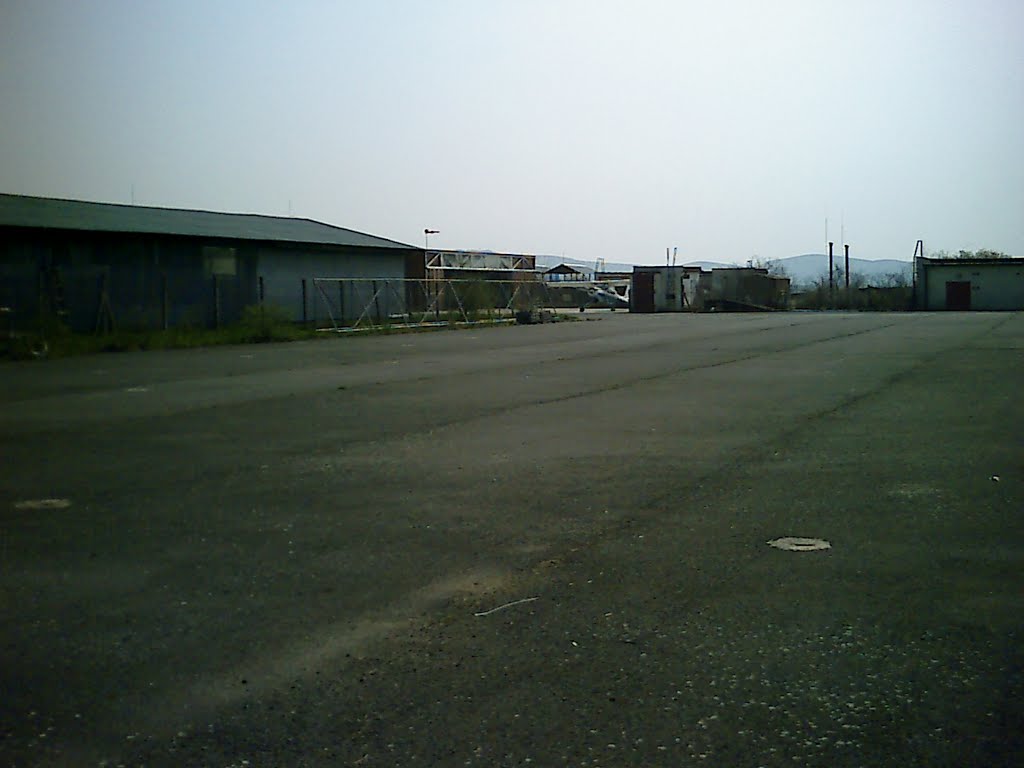 Lietadlo na letisku Boľkovce / Aircraft at the airport Boľkovce by Denis Ondriškovič